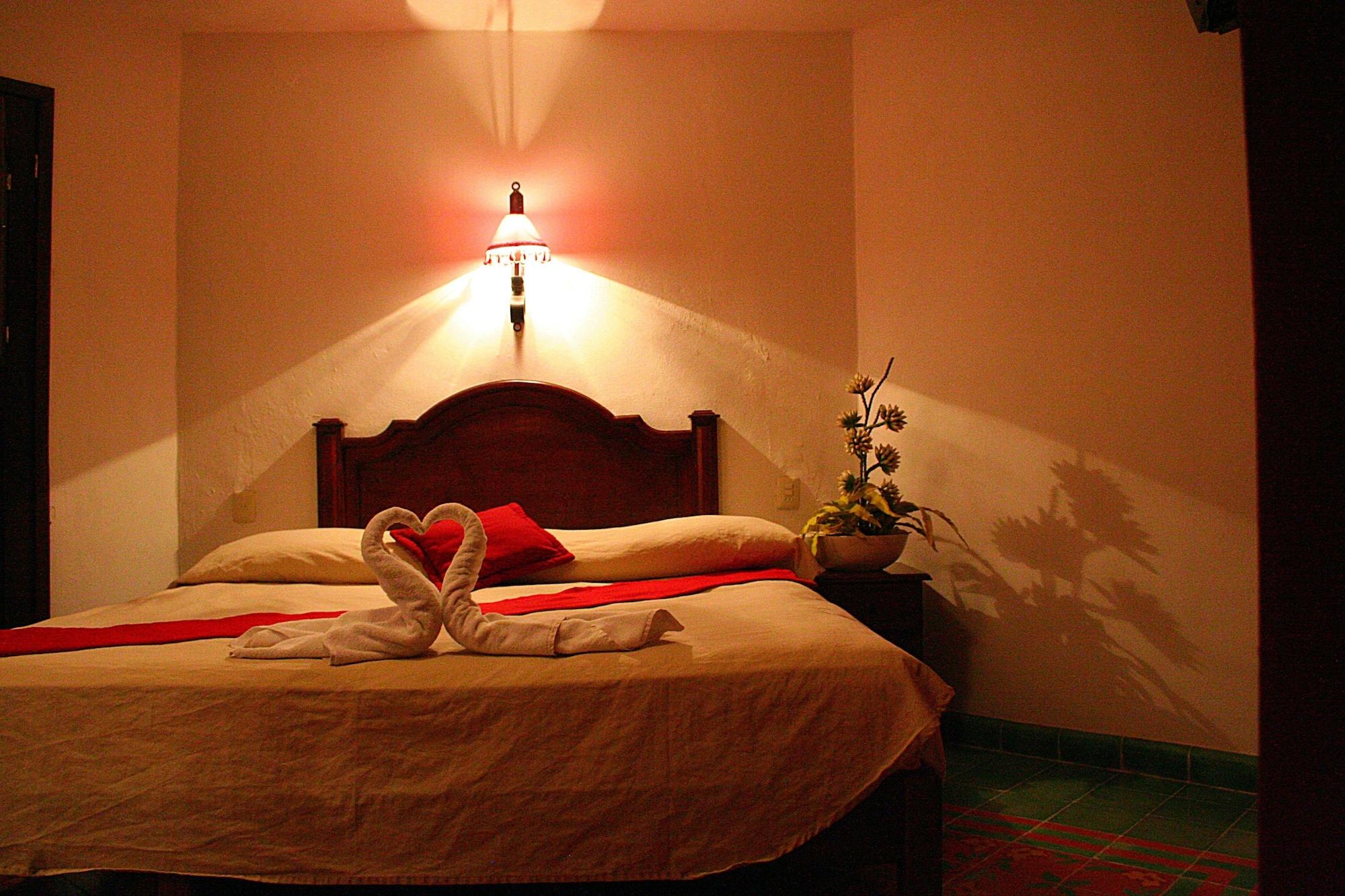 La Aurora Hotel Colonial Valladolid  Buitenkant foto