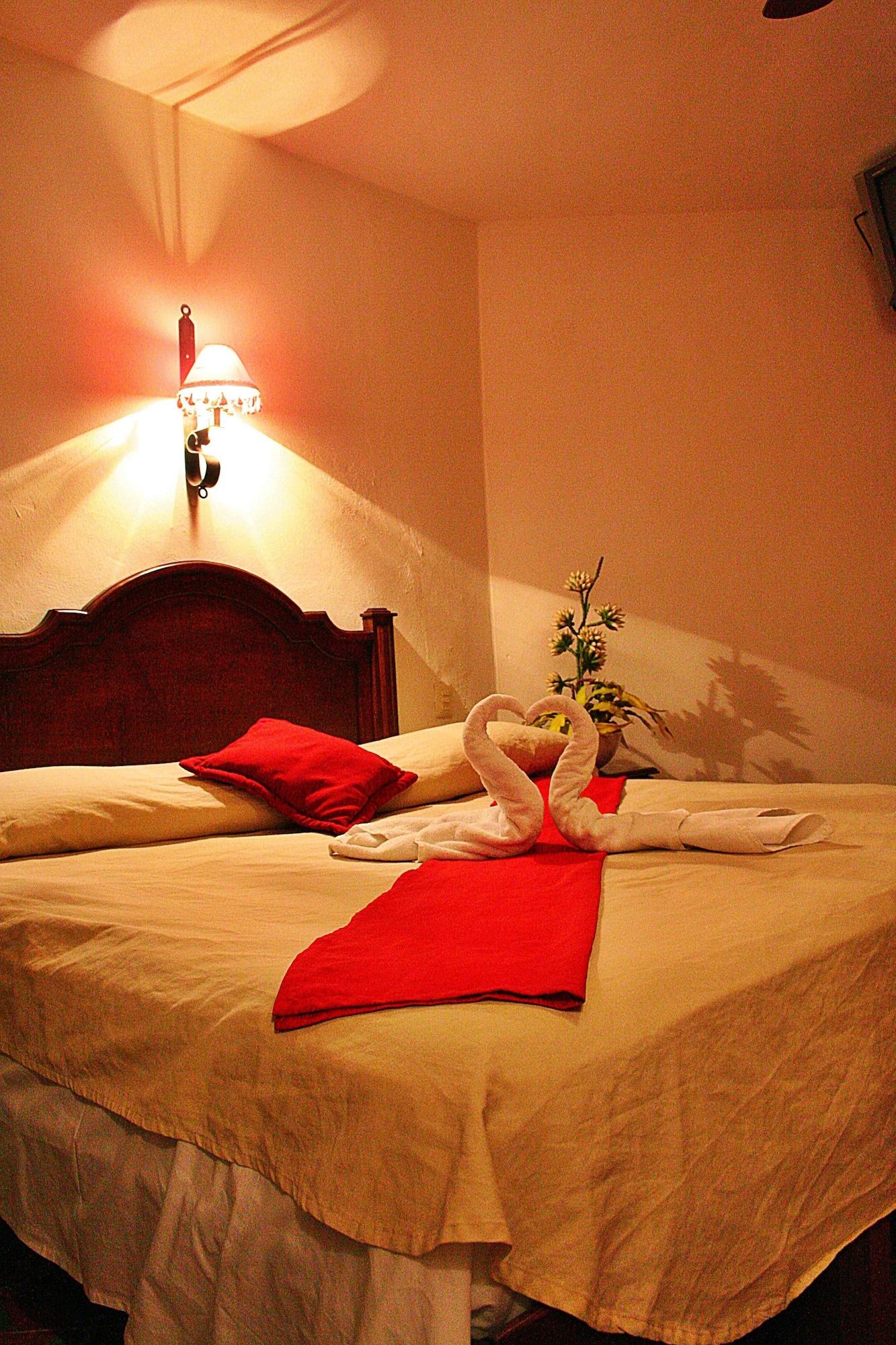 La Aurora Hotel Colonial Valladolid  Buitenkant foto