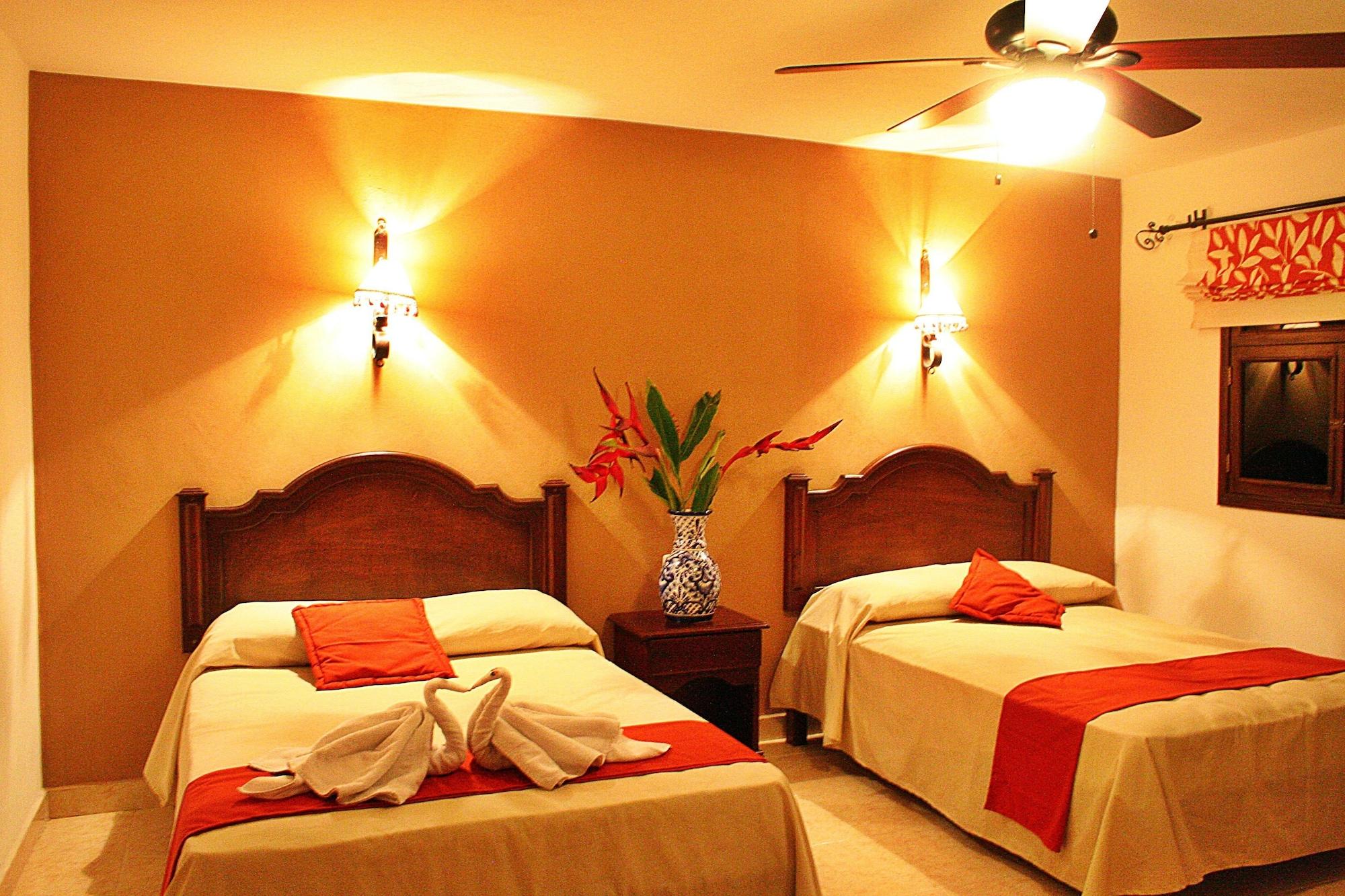 La Aurora Hotel Colonial Valladolid  Buitenkant foto