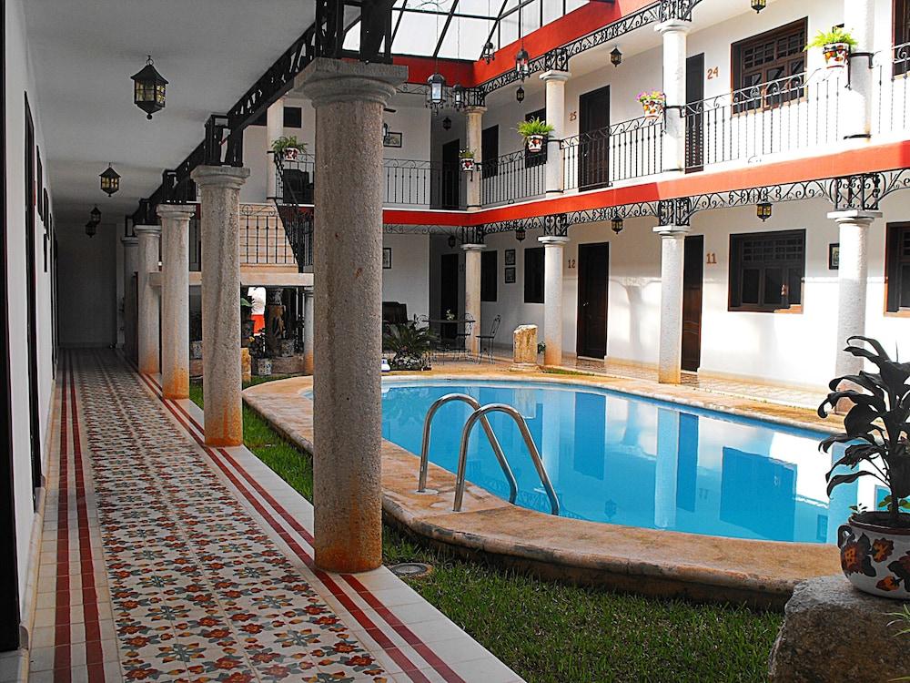 La Aurora Hotel Colonial Valladolid  Buitenkant foto