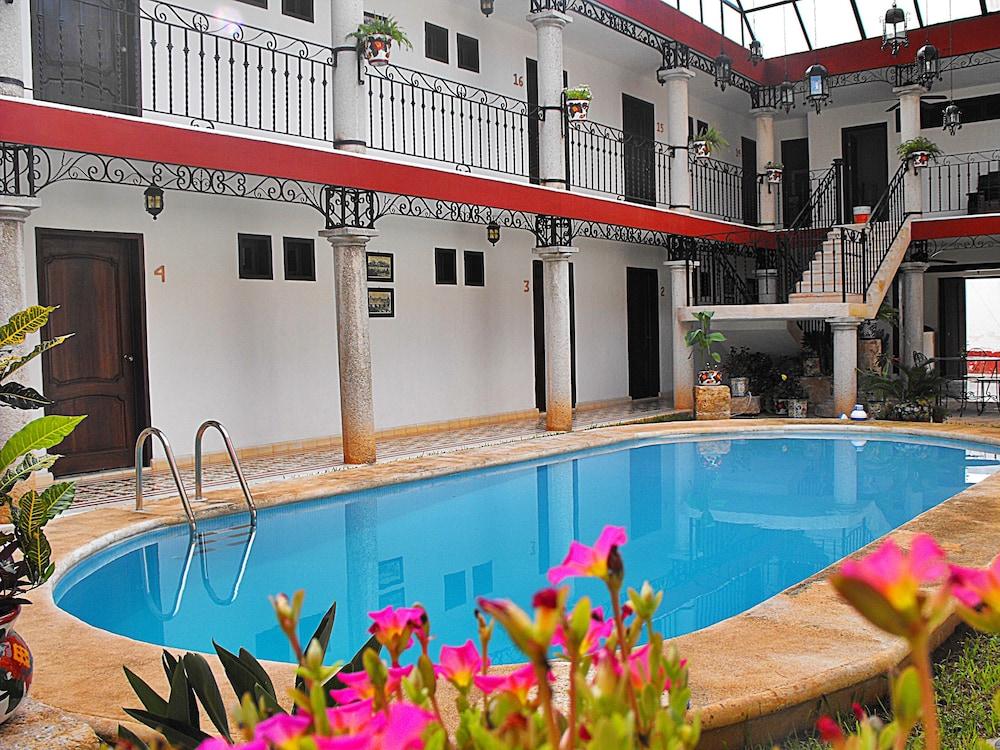 La Aurora Hotel Colonial Valladolid  Buitenkant foto