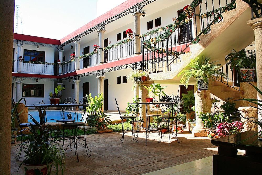 La Aurora Hotel Colonial Valladolid  Buitenkant foto