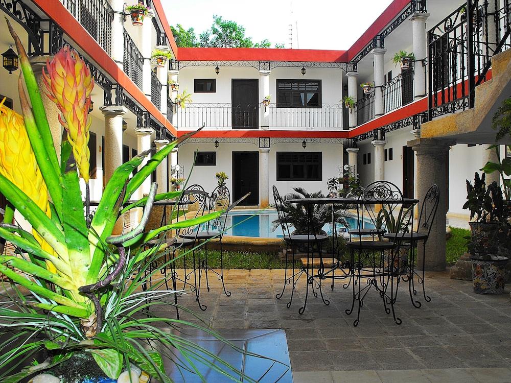 La Aurora Hotel Colonial Valladolid  Buitenkant foto