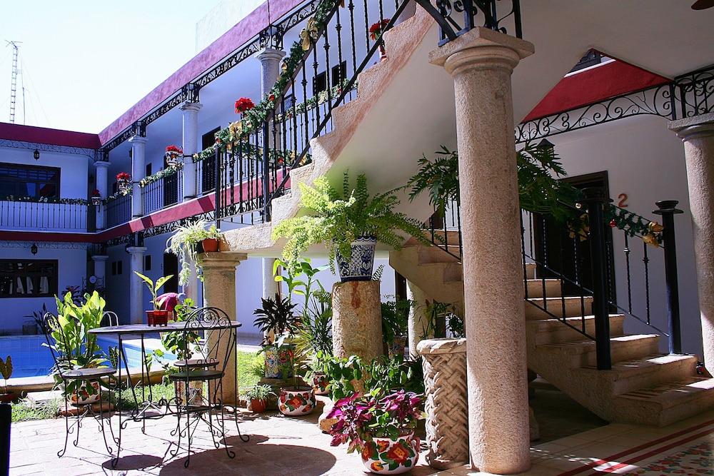 La Aurora Hotel Colonial Valladolid  Buitenkant foto