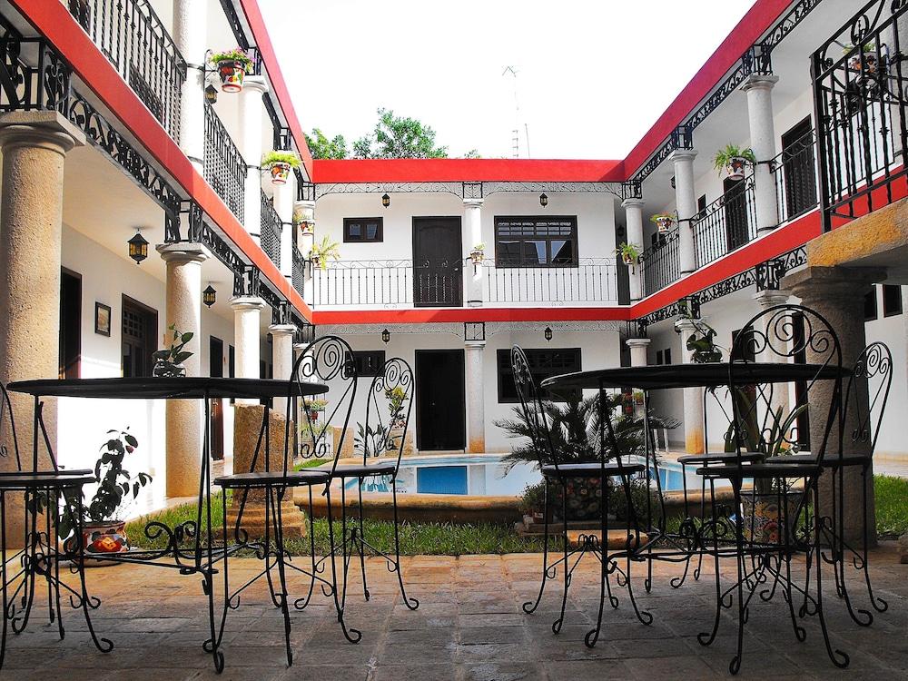 La Aurora Hotel Colonial Valladolid  Buitenkant foto